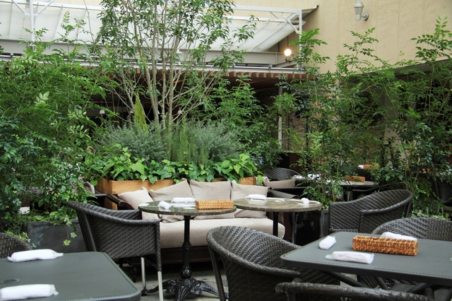 Chandelier Table(大阪・梅田)テラス