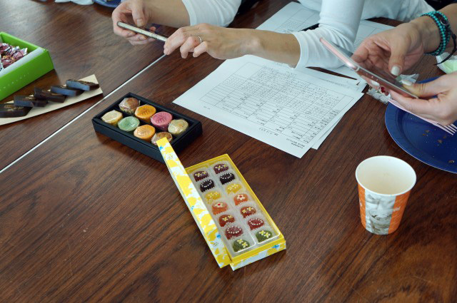 評価シートに細かく記入しつつも撮影