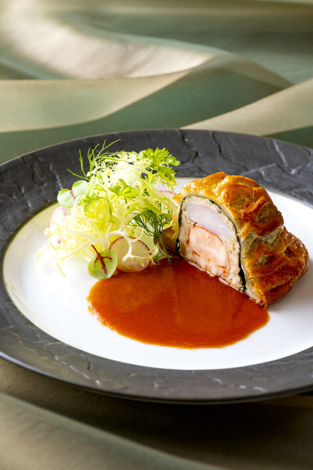 オチェーアノ　“ディズニー・クリスマス”スペシャルディナーシルバーノエル_オマール海老と甘鯛のパイ包み焼き　アメリケーヌソース 