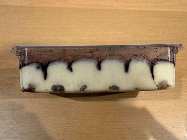 【ロピア 天使のふんわりティラミス】 横から見ると、ティラミスの層がはっきりわかる！