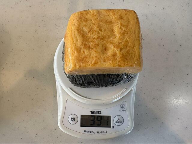 【ロピア 小林さんちのおにぎり】玉子焼きどーん!のおにぎりをキッチンスケールで測定♪もはやおにぎりに見えないですね。391gと驚きの重量