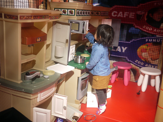 アスレチックの中にある、まるで秘密基地のようなキッチンスペース。