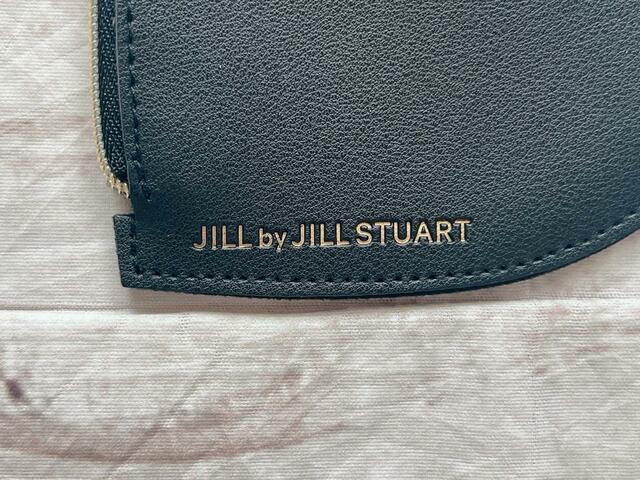 右下にはブランドロゴがゴールドで箔押しされています