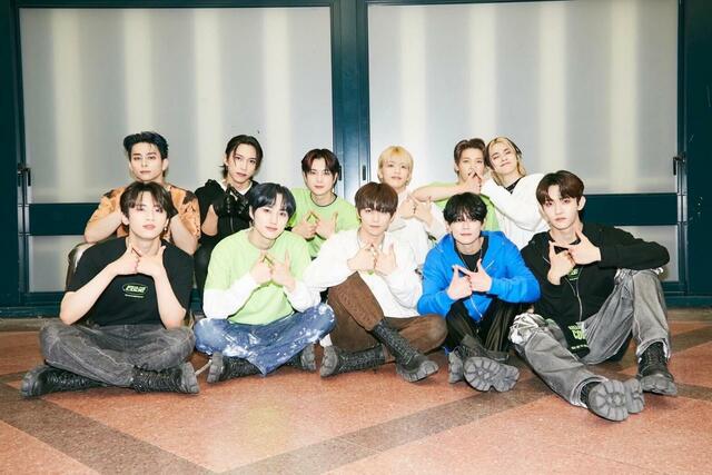 終演後集合決めカット ©LAPONE Entertainment