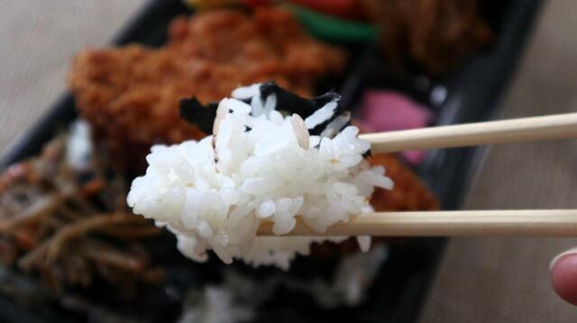 【トライアル 特選のり弁当】正直、最近の格安弁当の中にはご飯の味が微妙なものもありますが、トライアルはしっかり粘りと甘さのあるおいしいご飯です！