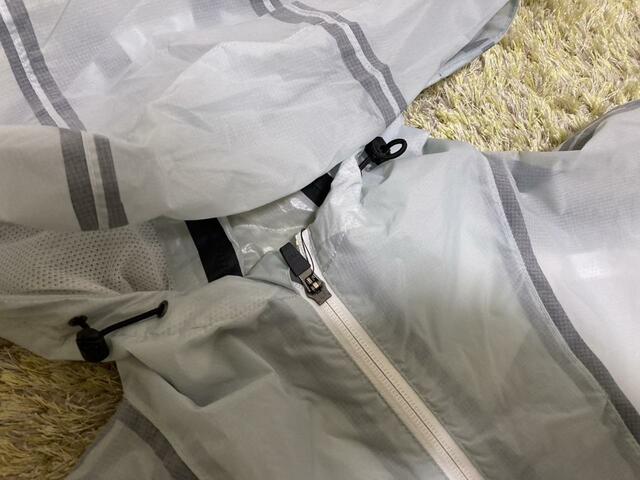 【ワークマン 透湿レインパーカーポンチョ】フードの裏側もメッシュ