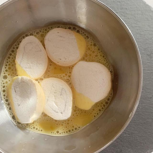 卵をお麩にひたす