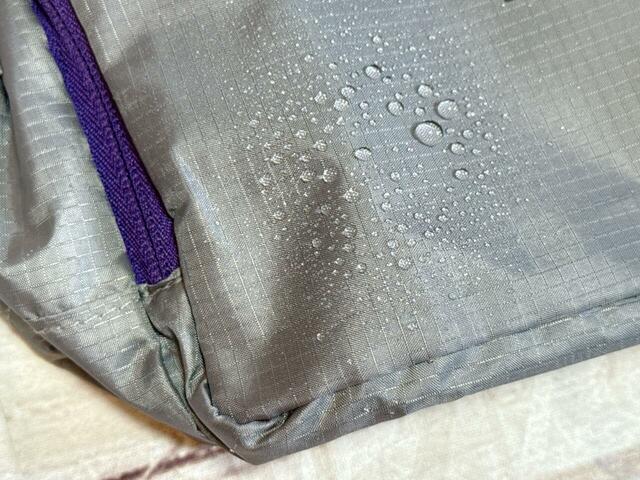 撥水過去が施されており、水辺やレジャーシーン、サウナやジムのお供にもにもおすすめ♪