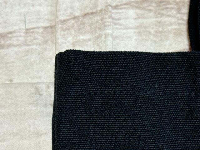 【カルディ コーヒーの日バッグ】素材はポリエステルと綿の混紡。コットンキャンバス調の生地で、厚手で丈夫なのがうれしいポイント♪