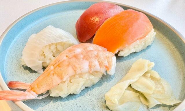 【レストラン グランサンク　寿司】この日はエビ、サーモン、まぐろ、えんがわでした