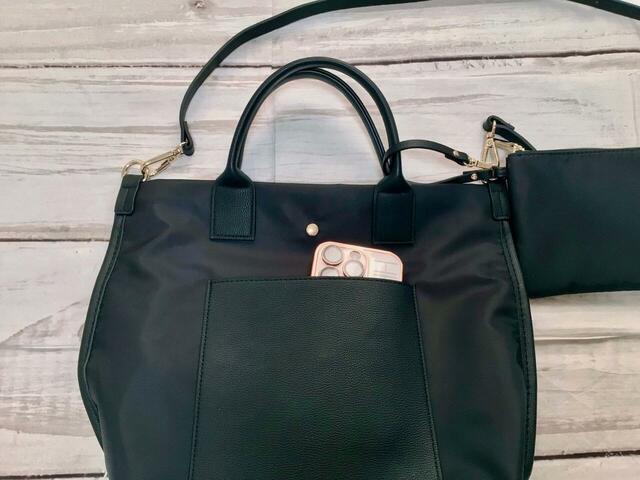 フロントのポケットにはスマホをイン！