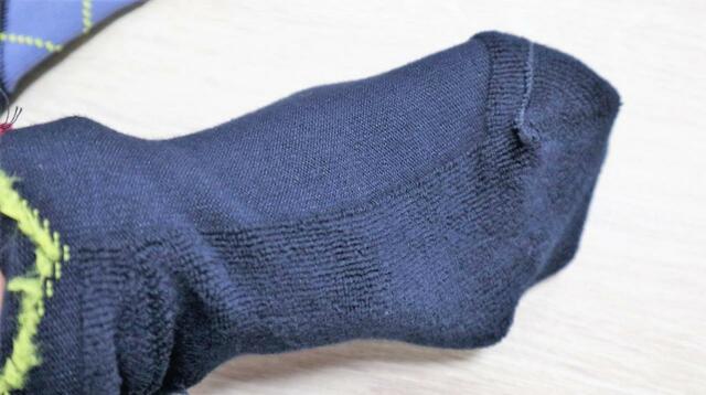 【ファミリーマート アーガイルソックス】中に手を入れて指を動かした状態。指の形が見えないくらいパイル地の密度がすごい！