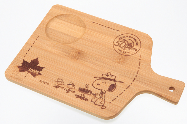 ビーグル・スカウトのイラストがかわいい、アウトドアブランドLOGOSスペシャルデザインのカッティングボード