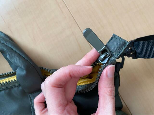 【ワークマン アーバンマルチストレージトート】ファスナーは最初は少し開閉しづらさがありますが、引手がつまみやすいのでコツをつかめば問題なさそう