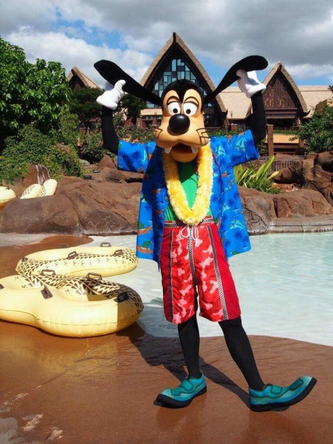 青と赤が見事に映えるクリスマス仕様のアロハシャツですね！ 写真提供/ゆみみさん