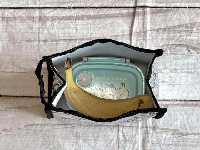 お弁当箱と果物がラクラク収納できるサイズ感