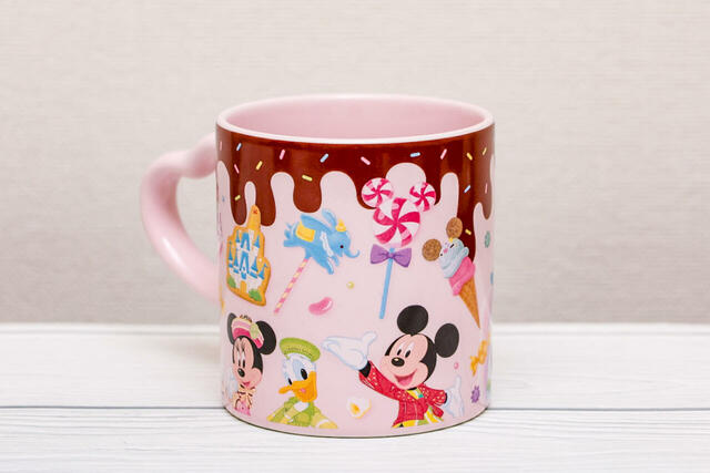ストロベリームース、スーベニアカップ付き ¥1,200|ミッキーたちのイラストも