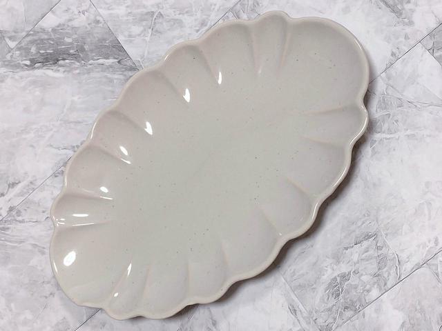 【ナチュラルキッチン】楕円皿　菊ホワイト／税込550円