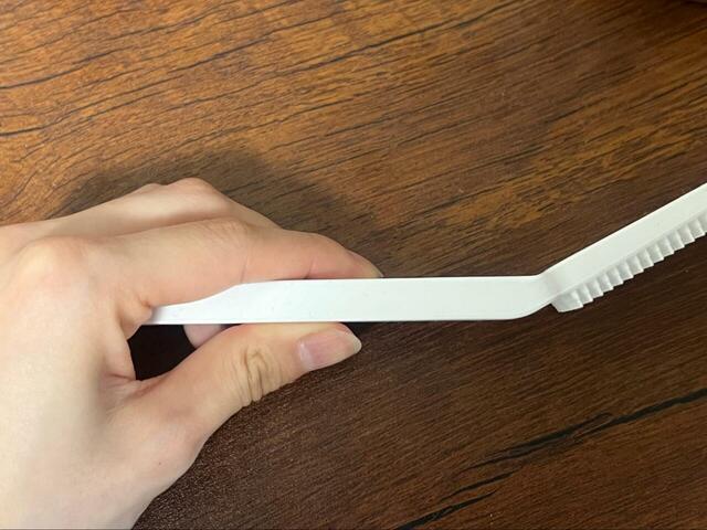 【tower マグネットハンドル付シリコーンスポンジ】取っ手付きなので手を濡らさず掃除できます