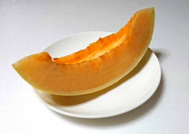 【コストコ　オレンジシュガーメロン　1玉　899円】カットすると、その名のとおりオレンジ色の果肉が