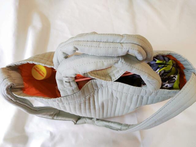 バッグ上部にはスナップボタンがついている