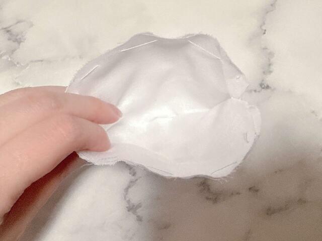 表布と内布がずれないように適当に縫い付けます