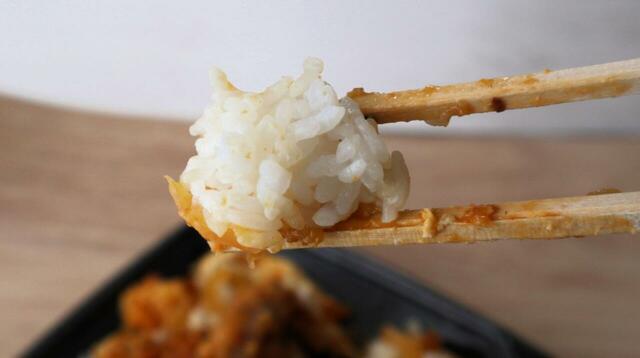 【トライアル  三元豚のロースかつ重】場所によって白いまま残るふっくらご飯に、割下をからめて食べられるのが至福です♪