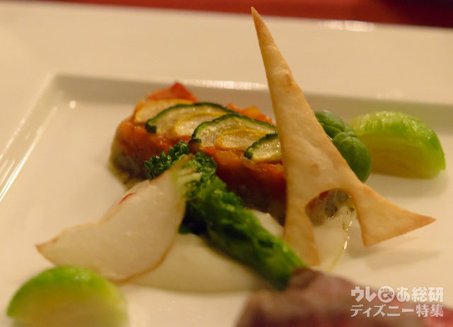 「マゼランズ」レミーのスペシャルコース：黒毛和牛のロースト、ヴァンルージュソース、ラタトゥイユ添え｜東京ディズニーシー「ピクサー・プレイタイム」2018年