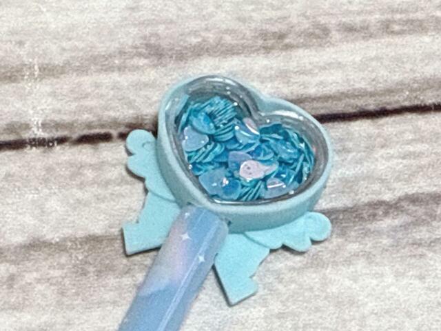 ハチワレイメージのブルーのペン。爽やかなブルーのハートのスパンコールが入っています。シャラシャラ輝いてかわいい！