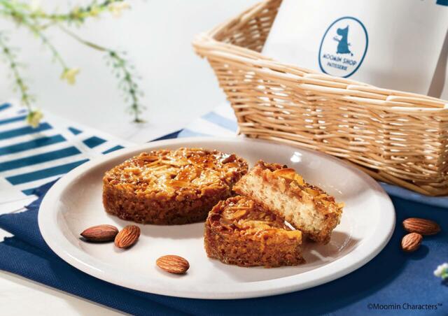 「アーモンドキャラメルケーキ」ザクザクキャラメル生地としっとりダマンド生地の2層仕立て。1個 357円(本体価格330円)【「ムーミンショップ パティスリー」阪急うめだ本店 地下1階 フードステージにオープン】