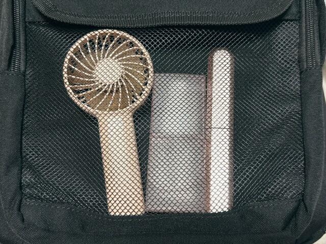 全面のメッシュポケットにはピンクカラーの身だしなみグッズをイン!