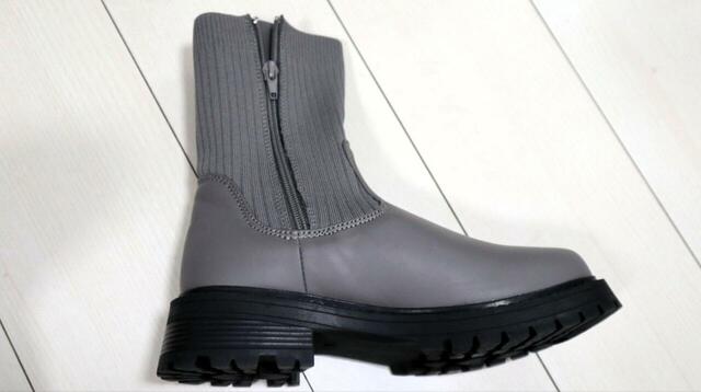 【ワークマン レディースウォームリブソックスブーツ】サイドファスナーは内側にあり、くるぶし付近までしっかり開きます