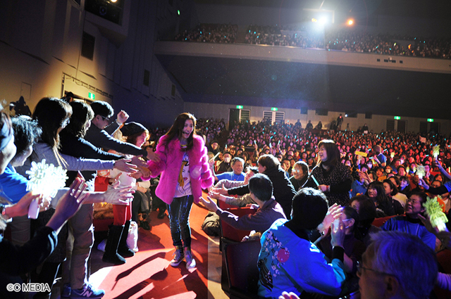 客席を回るハ・ジウォン / © C MEDIA