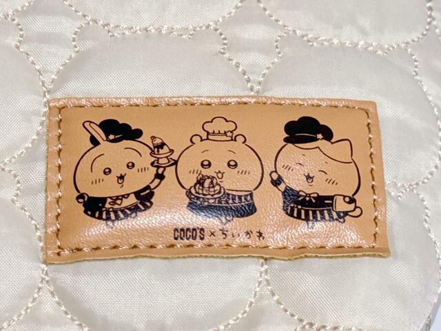 ポーチの右下部には、ココスのスタッフになりきったちいかわ、ハチワレ、うさぎの3人が登場！【ココス×ちいかわ】「キルティング風ポーチ」