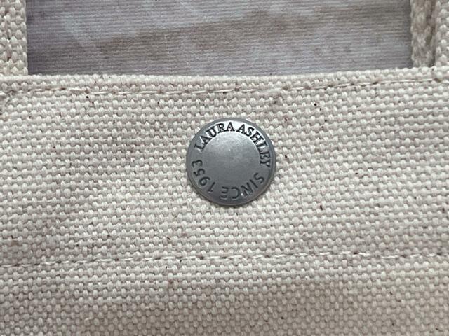 スナップボタンにも「ローラアシュレイ」のロゴの刻印入り