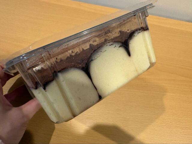 【ロピア 天使のふんわりティラミス】 側面から見てもクリームとスポンジの層が美しく、手軽に本格ティラミスを味わえます♪