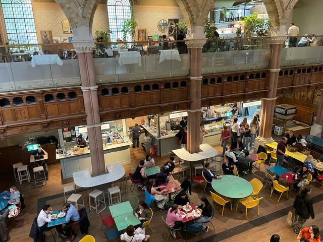 教会を改装したメルカート・メイフェアにはさまざまな国の料理屋台が立ち並び、客は好きなものを選んで中央のテーブルで食べる