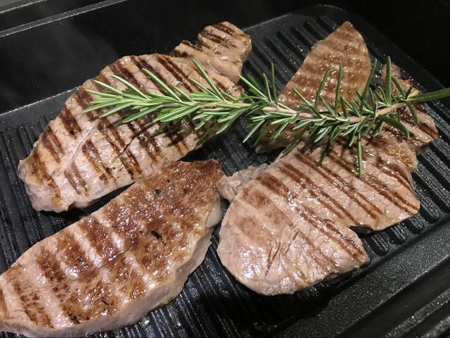 【アイリスオーヤマ　グリルパン】焼くだけで「外はカリッと、中はジューシーに」が再現される