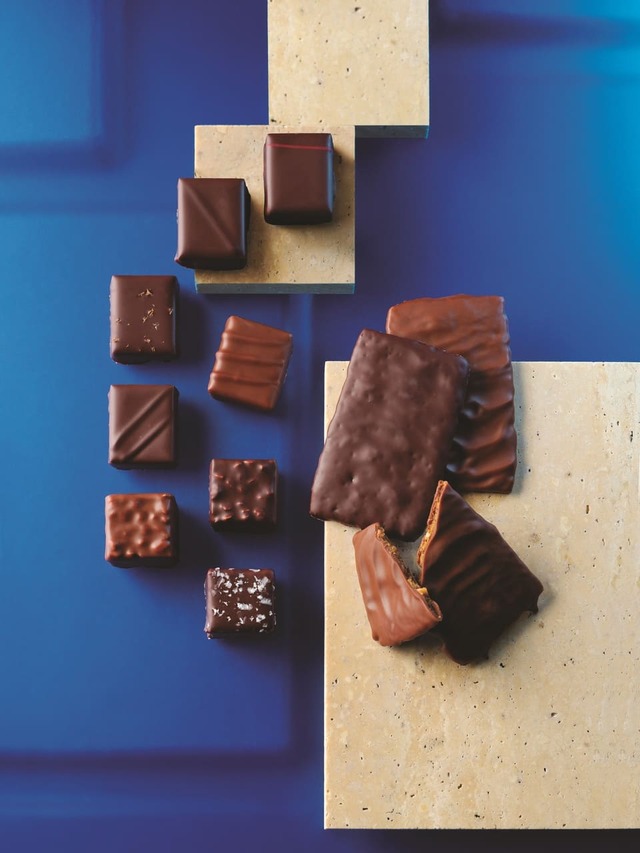 【高島屋 アムール・デュ・ショコラ】「ジュリアン・デシュノ」1ボンボンアソート(12個入)4,536円 2クラカンショコラ(20個入)3,888円