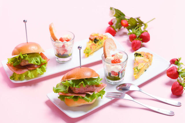 「アフタヌーンティー」＜期間：2026年1月7日～3月1日＞【【神戸】イチゴカラーで来店すると特典が付く♪着て、選んで、イチゴづくしのご褒美フレンチを楽しむ「Very Berry Strawberry」開催！】