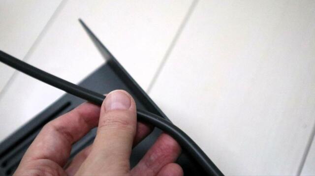 【無印良品 スチールモニタースタンド 引出付】両脚に、傷防止用のシリコンパーツを付けて使用します