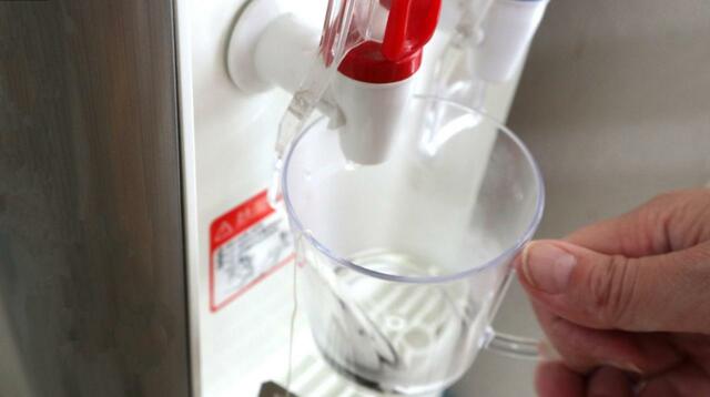 【セリア 割れないシンプルマグ クリア 】ウォーターサーバーのお湯も直接注げる