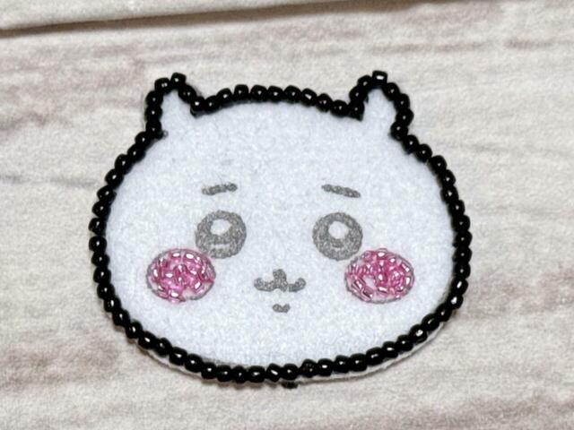 工程4：特小ビーズ（ピンク）でほっぺを刺し終えたところ