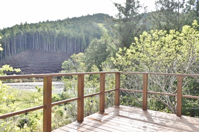 爽やかな風に吹かれながら、熊野古道の宿場町「近露」の風景を楽しむ