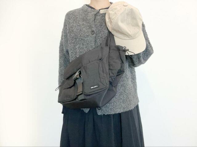 【niko and… オリジナルバックルライトショルダーバッグ】ワンピコーデにも合うので、いろいろなスタイルを楽しめそう♪