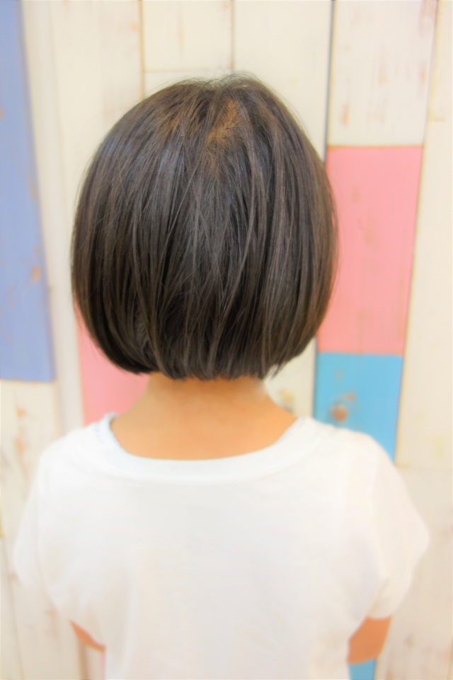 「前下がりキュートボブ」バック©KID'S HAIR DESIGN CHOKKIN'S