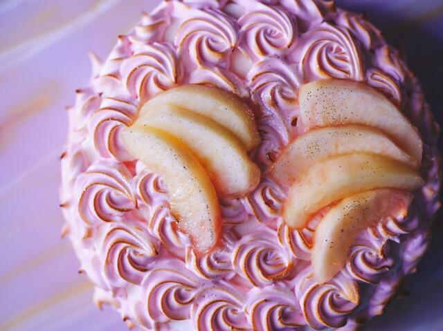 「ピーチと紅茶のケーキ」＜期間：2025年7月25日～8月31日＞【【コンラッド大阪】アイスを自由にトッピング♪“DIYアイスクリーム“が楽しめる「ピーチ＆アイスクリームスイーツビュッフェ」開催】