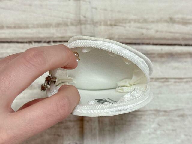 中はこんな感じ。コインを入れてコインケースとして使うのもおすすめ