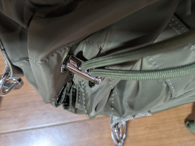 【GLOBAL WORK 撥水軽量2WAYバッグ】巾着部分にはドローストリングがついていて開閉もスムーズ。絞り方で印象が変わります