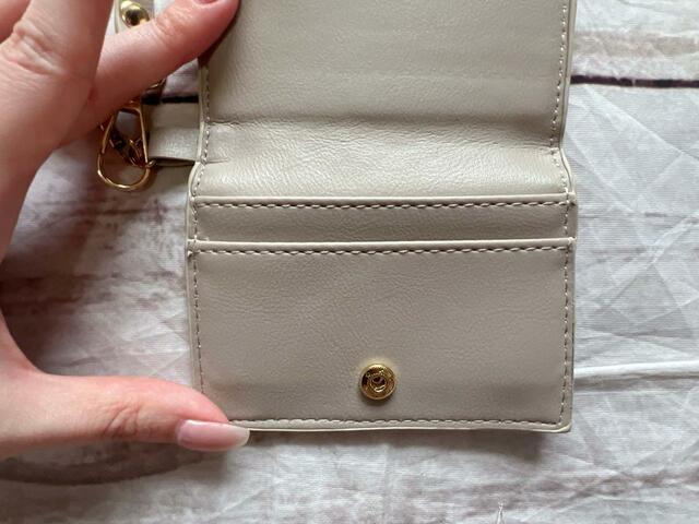 内側にはカードポケットが2つついています